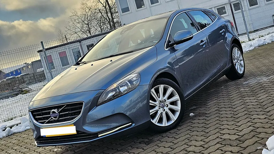VOLVO V40 -
