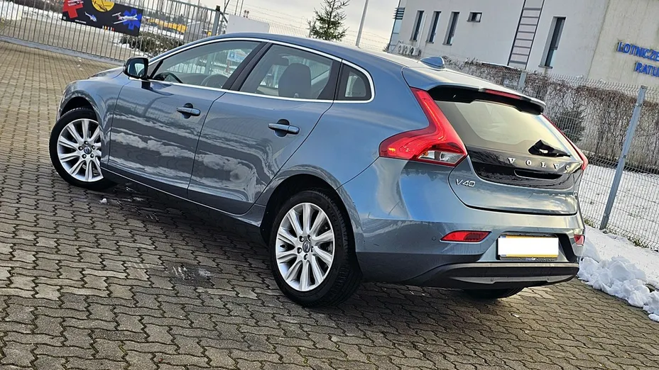 VOLVO V40 -