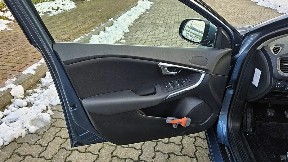 VOLVO V40 -