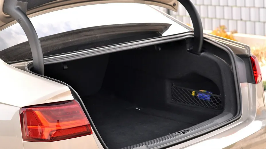 AUDI A6 -
