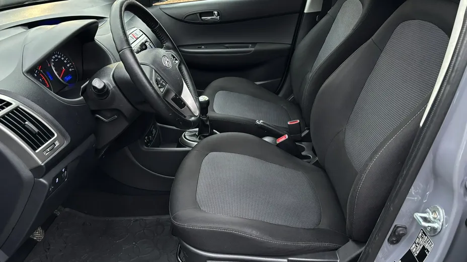 HYUNDAI i20 -