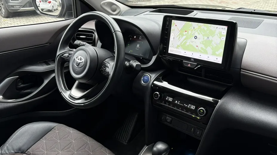 TOYOTA Yaris Cross -