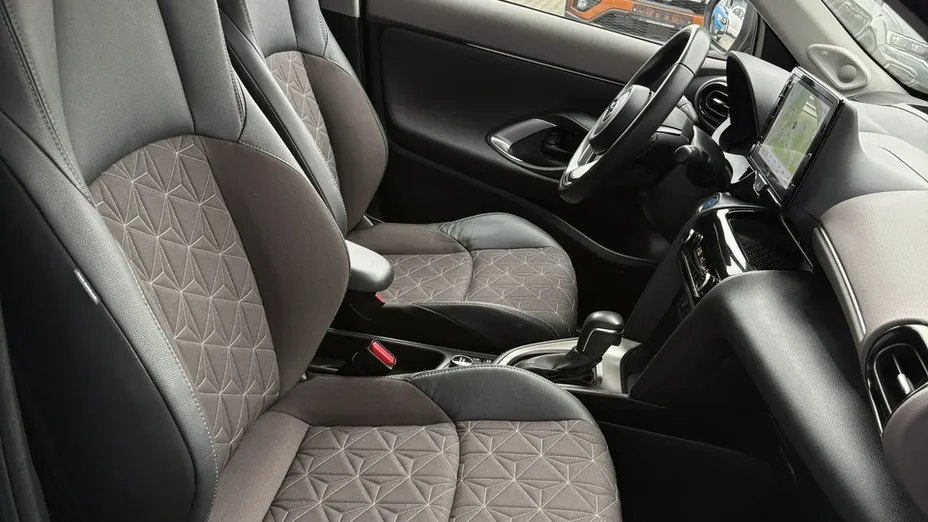 TOYOTA Yaris Cross -