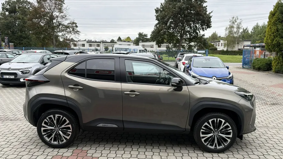 TOYOTA Yaris Cross -