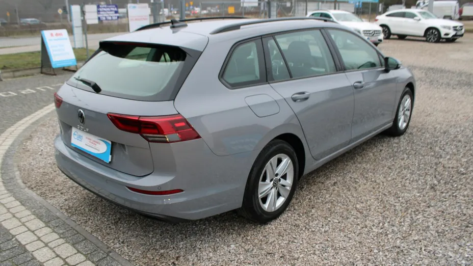 VOLKSWAGEN Golf -