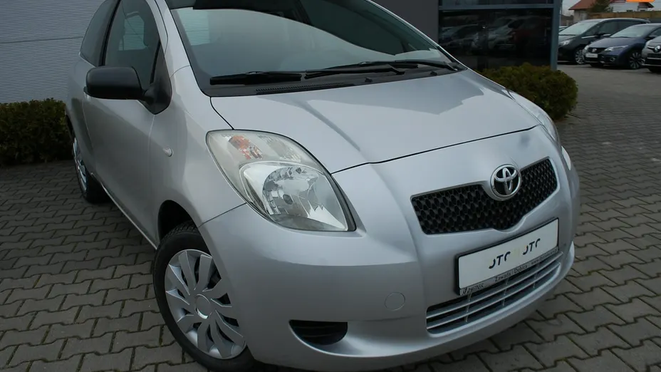TOYOTA Yaris -