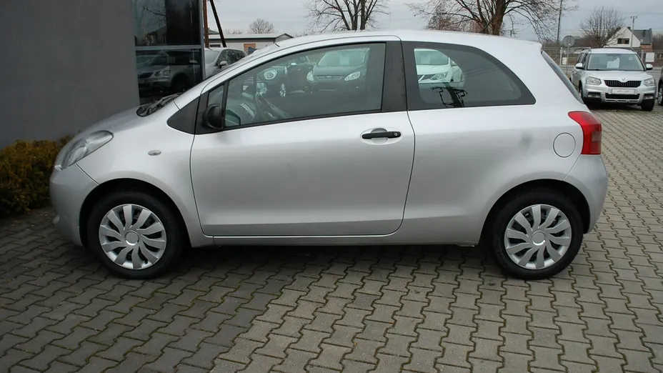 TOYOTA Yaris -
