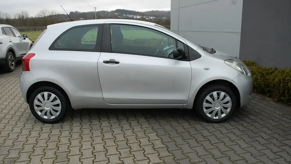 TOYOTA Yaris -