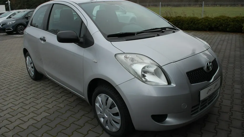 TOYOTA Yaris -