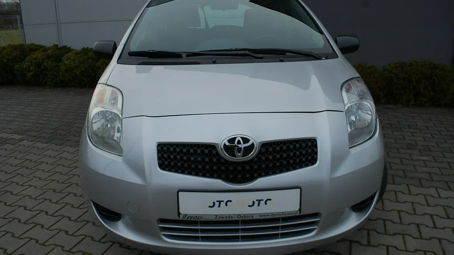 TOYOTA Yaris -