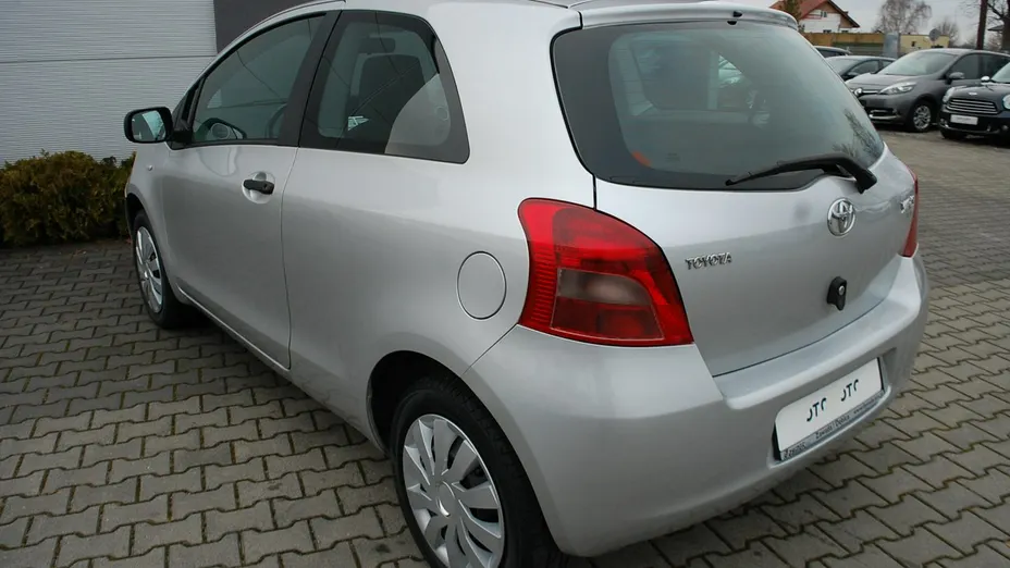 TOYOTA Yaris -