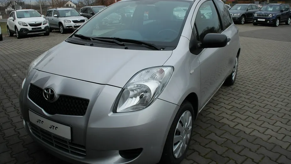TOYOTA Yaris -