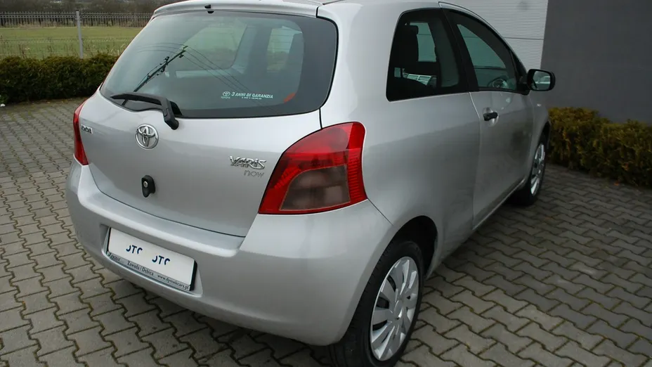 TOYOTA Yaris -