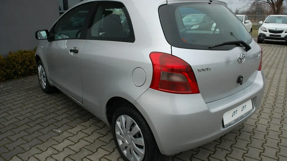 TOYOTA Yaris -