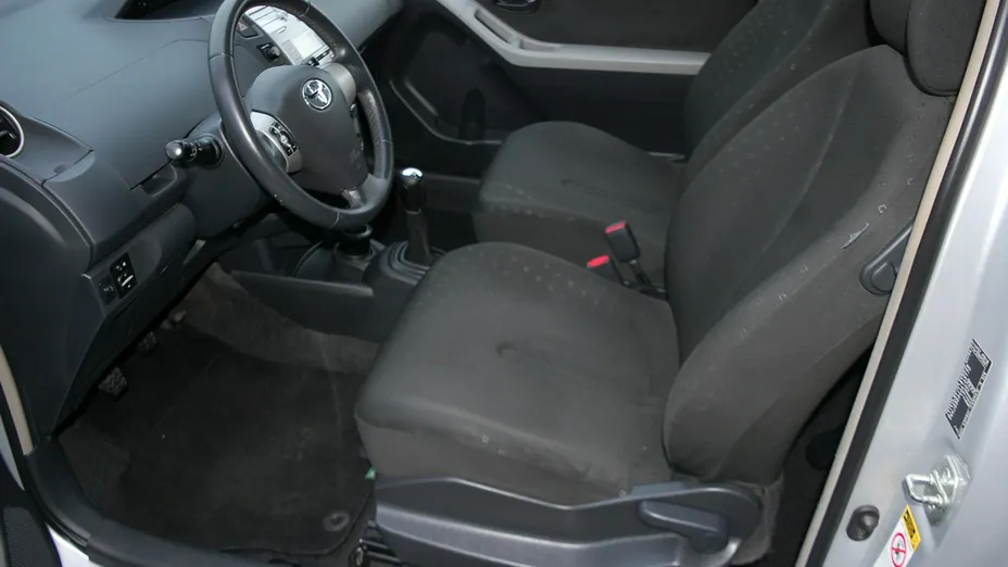 TOYOTA Yaris -