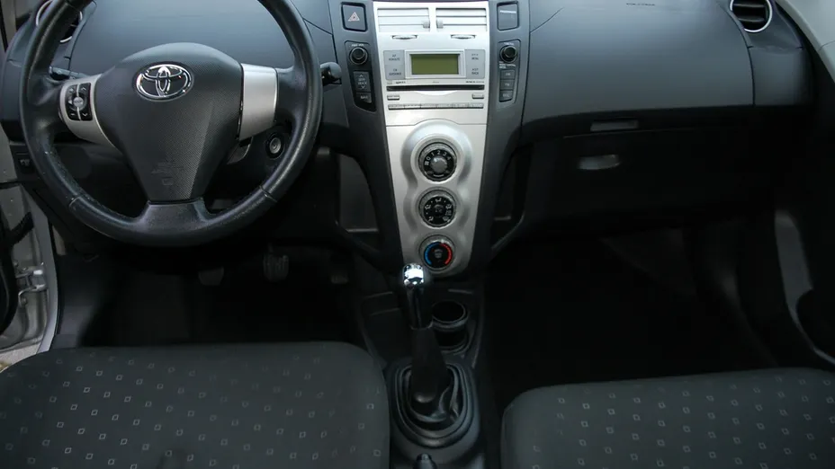 TOYOTA Yaris -