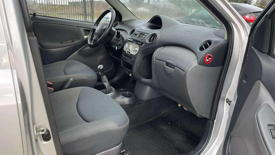 TOYOTA Yaris -