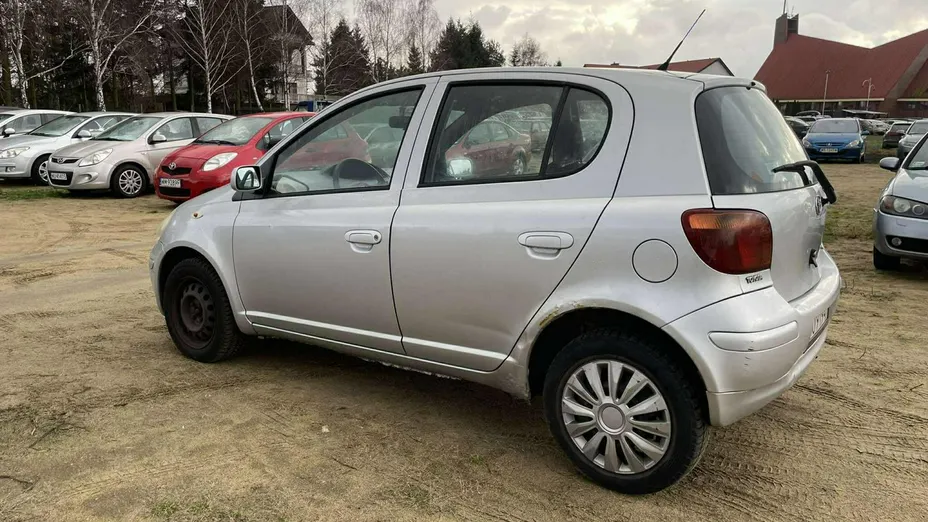 TOYOTA Yaris -