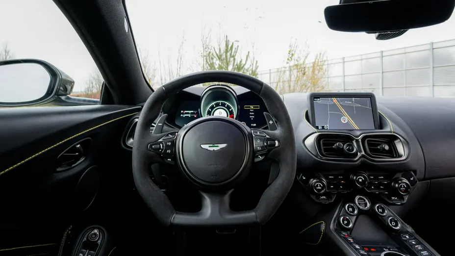 ASTON MARTIN Vantage -