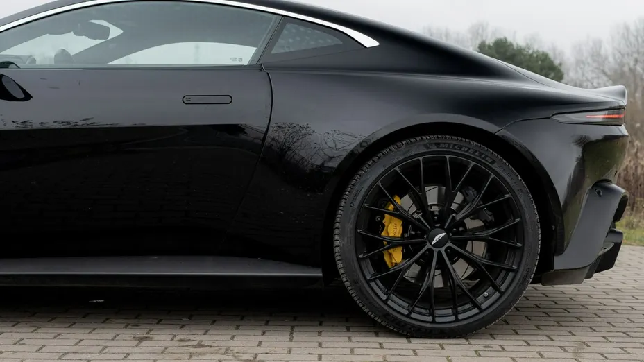 ASTON MARTIN Vantage -