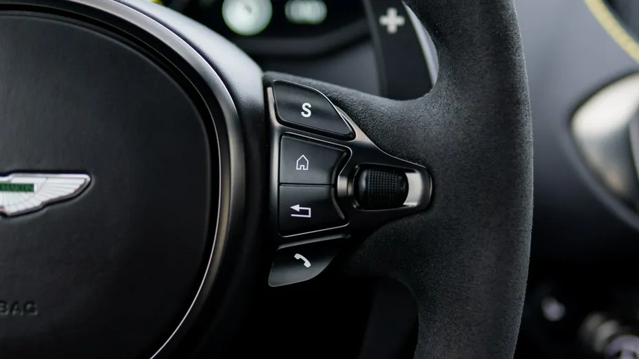 ASTON MARTIN Vantage -