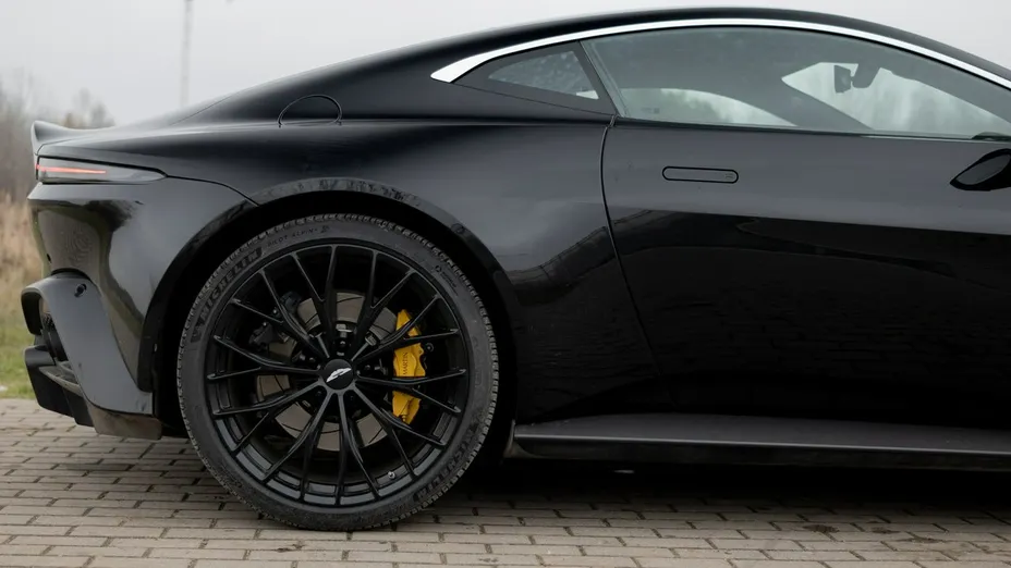 ASTON MARTIN Vantage -