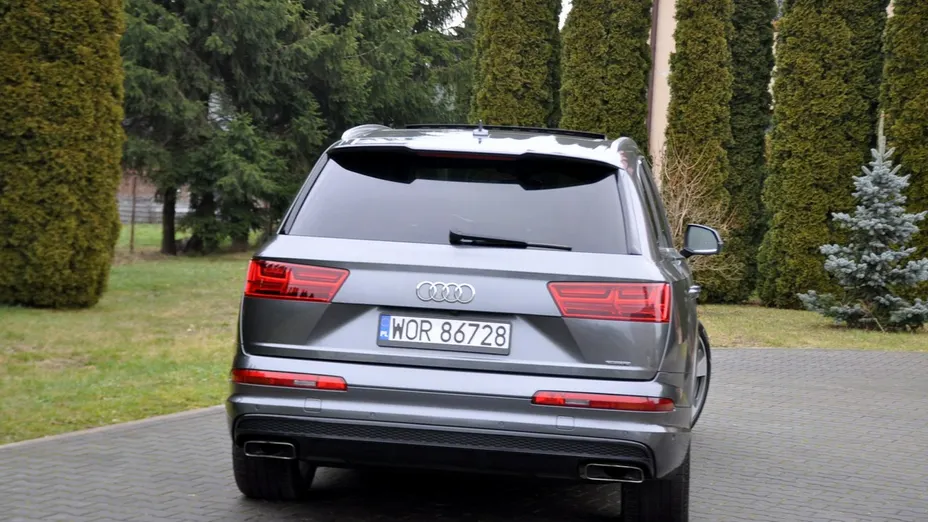 AUDI Q7 -
