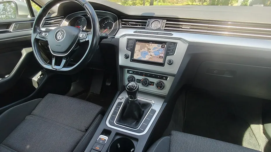 VOLKSWAGEN Passat -