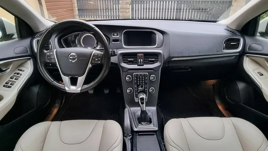VOLVO V40 -