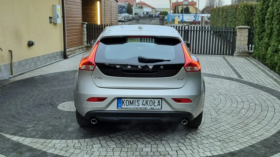 VOLVO V40 -