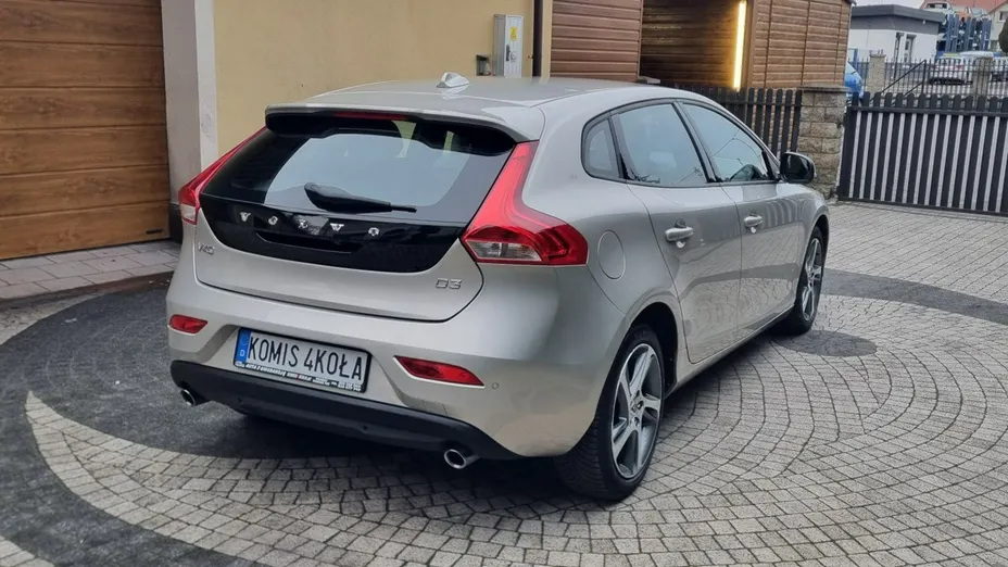 VOLVO V40 -