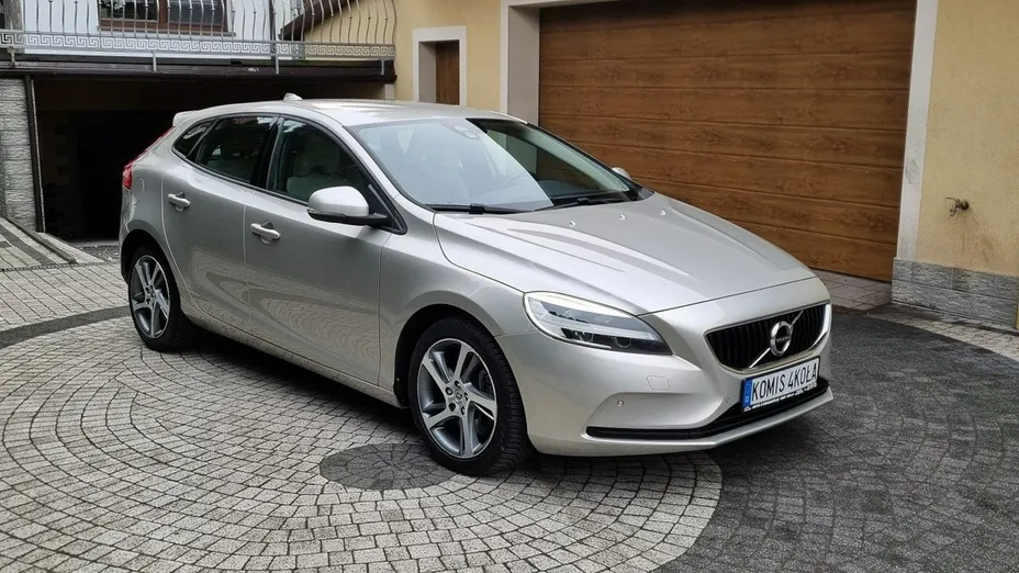 VOLVO V40 -