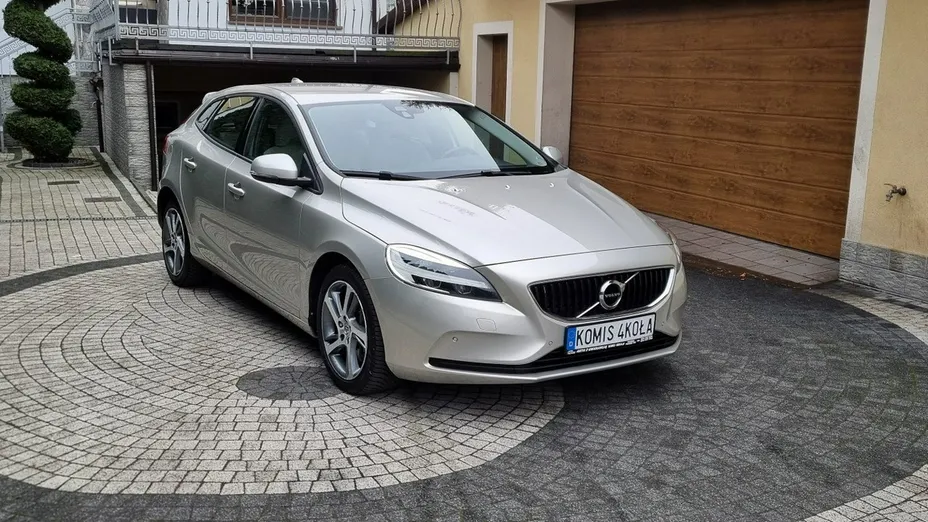 VOLVO V40 -