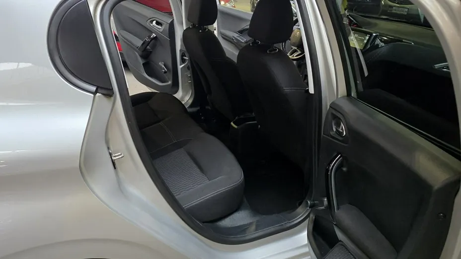 PEUGEOT 208 -