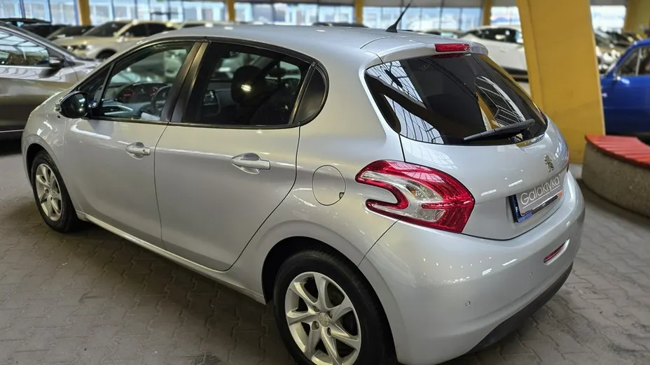 PEUGEOT 208 -