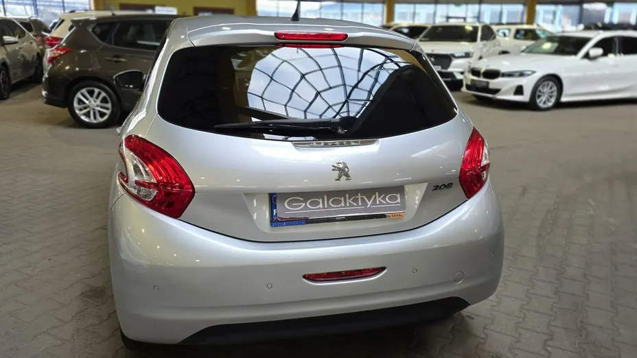 PEUGEOT 208 -