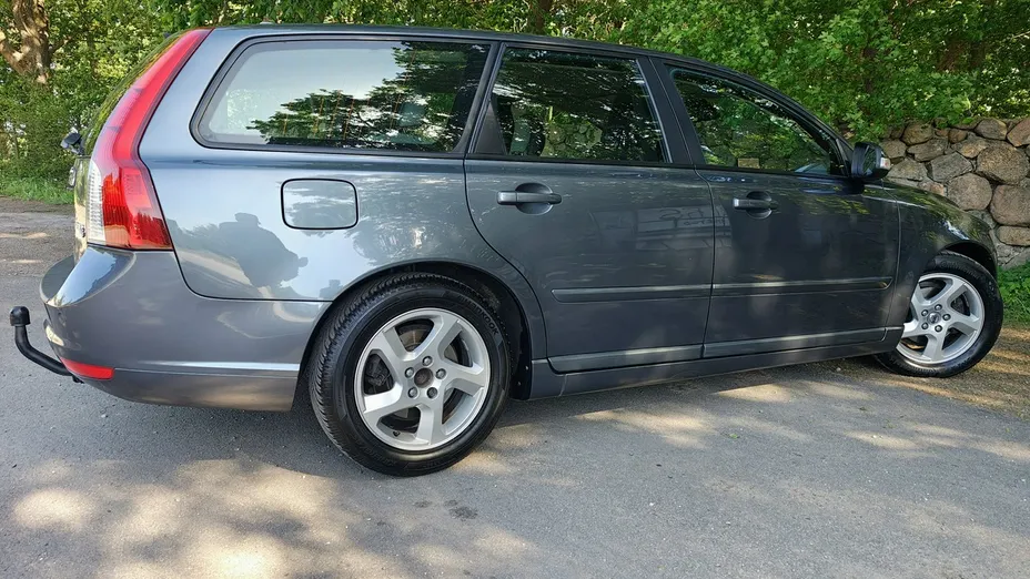 VOLVO V40 -