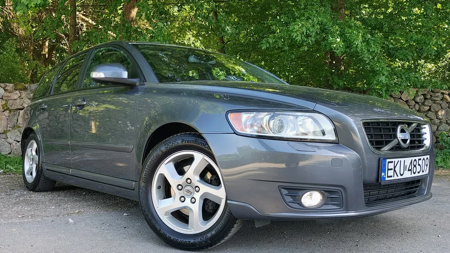 VOLVO V40 -