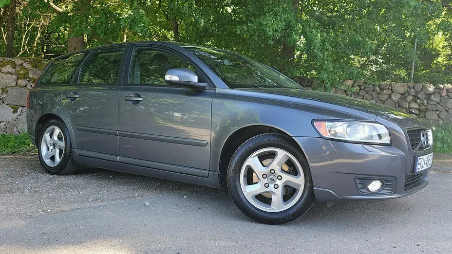 VOLVO V40 -