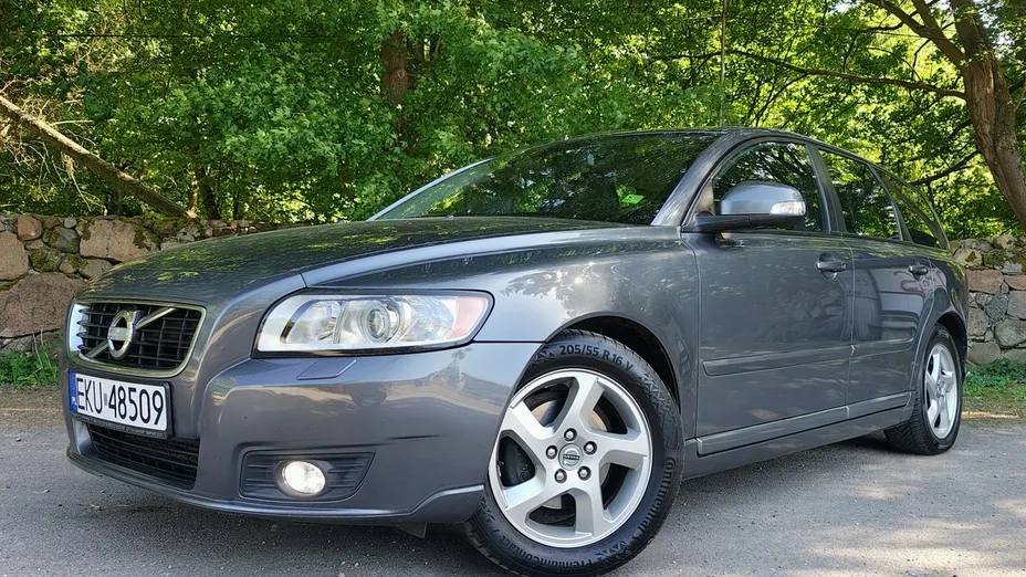 VOLVO V40 -