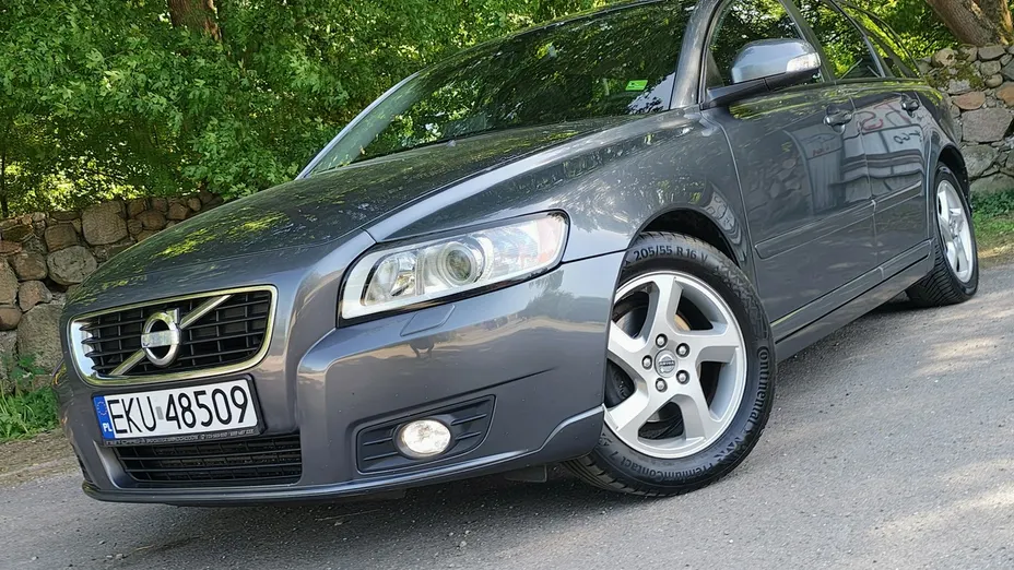VOLVO V40 -