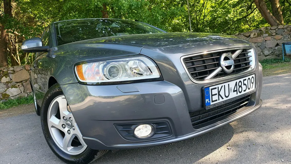 VOLVO V40 -