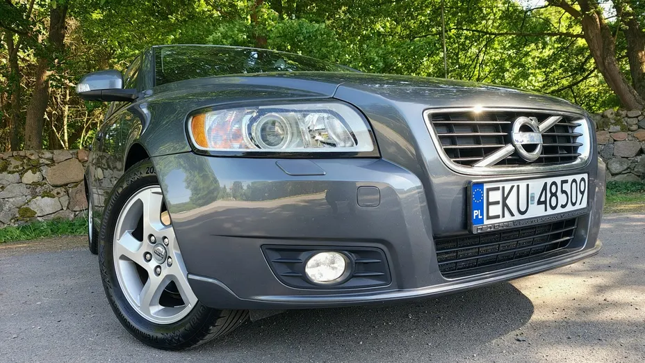 VOLVO V40 -
