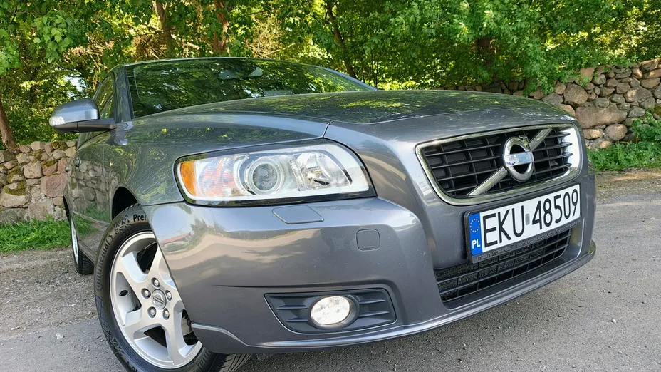 VOLVO V40 -