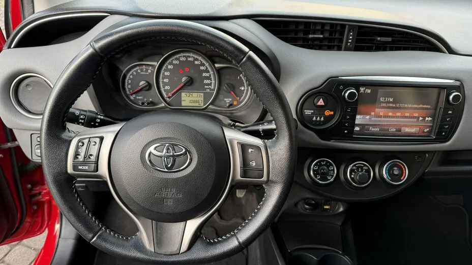 TOYOTA Yaris -
