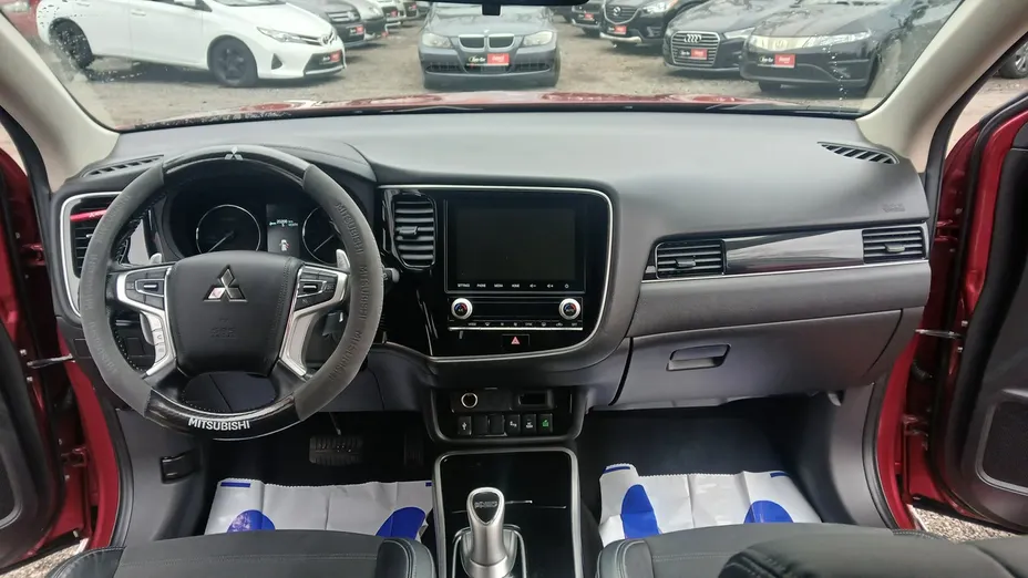 MITSUBISHI Outlander -