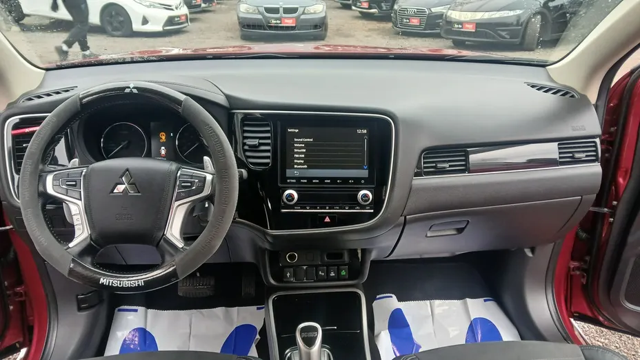 MITSUBISHI Outlander -