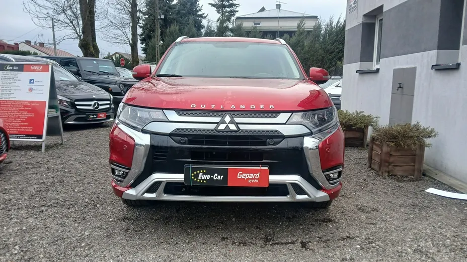 MITSUBISHI Outlander -