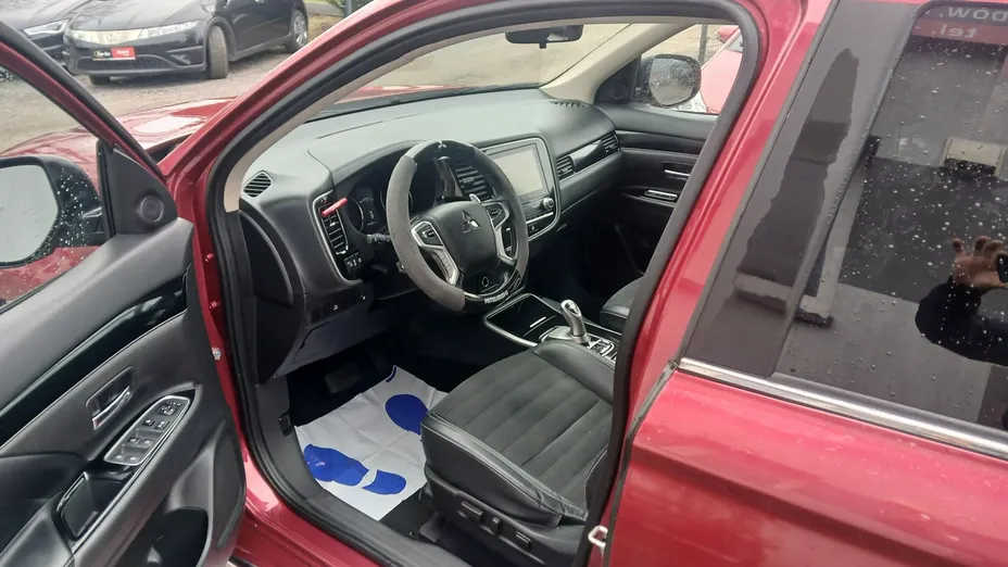 MITSUBISHI Outlander -