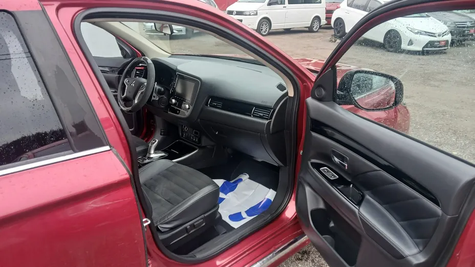 MITSUBISHI Outlander -